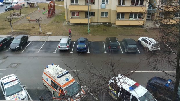 Un bărbat a sechestrat doi muncitori, într-o locuință din Onești. Mai mulți polițiști, inclusiv un negociator, sunt la fața locului