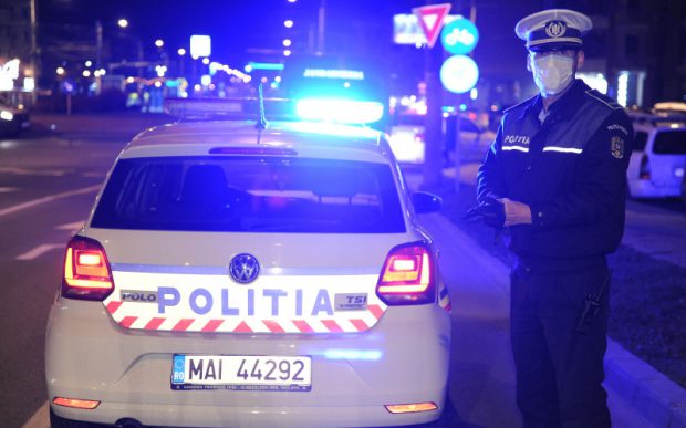 Un tânăr care gonea cu 185 de kilometri/oră a intrat în mașina de poliție, după ce a frânat brusc