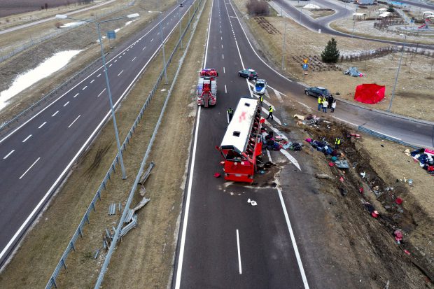 Șase morți, 41 de răniți, o victimă cu identitate necunoscută. Imagini de groază cu autocarul care s-a răsturnat într-un șanț, în Polonia