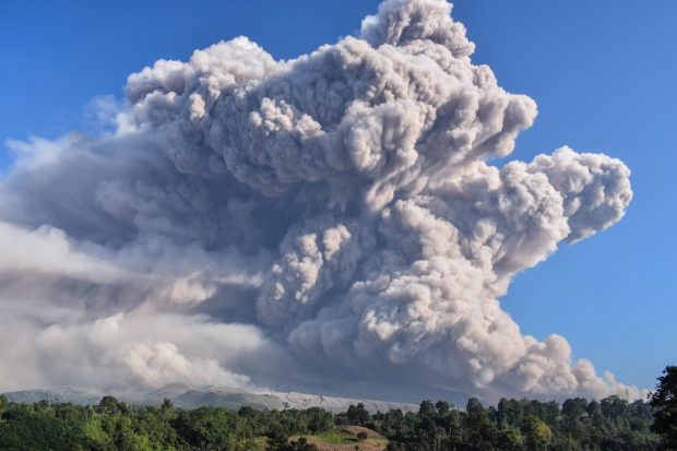 VIDEO spectaculos | Doi vulcani au erupt în Indonezia, pe insule diferite. Coloanele de cenușă au urcat până la 5.000 de metri
