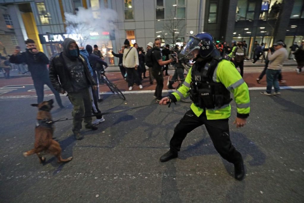 Violențe la Bristol, în Anglia, în timpul unei manifestații împotriva legii care restricționează protestele
