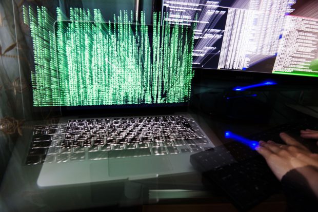 Mită de 1 milion de dolari oferită de un rus pentru a fura secretele Tesla