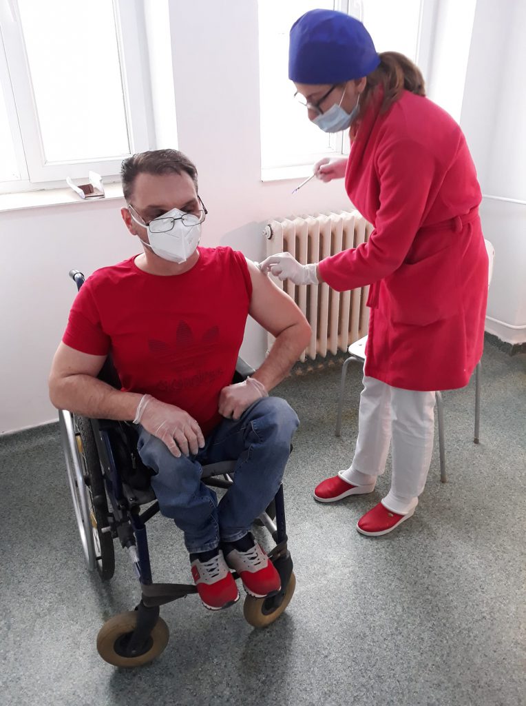 A rămas în scaun cu rotile dupa un vaccin din copilărie. Acum, bărbatul s-a vaccinat anti-COVID: „Mi-e mai frică de spitale decât de efecte adverse”