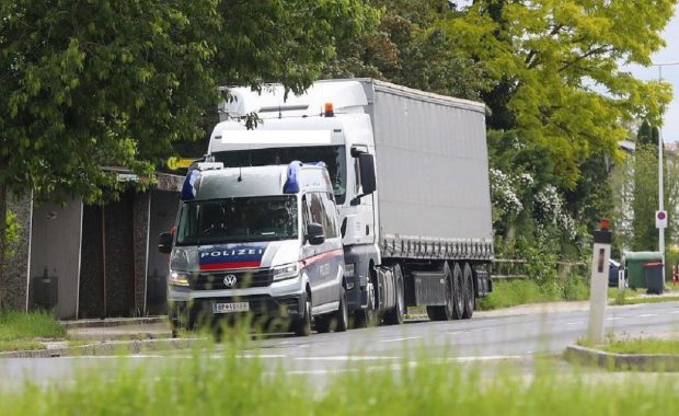 Patron de firmă și șofer de TIR la volanul unui camion din România cu peste un milion de km, scos din trafic pe o autostradă din Germania