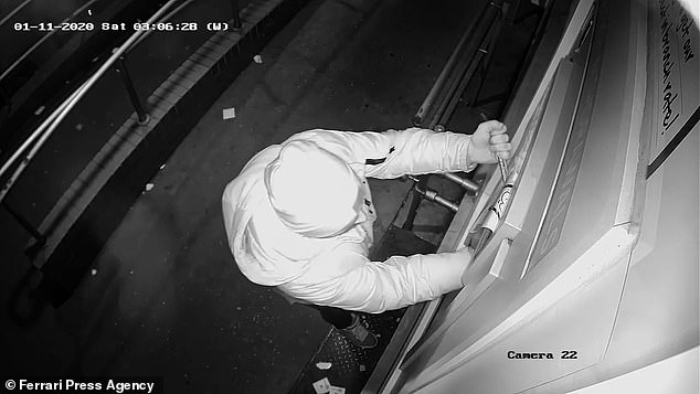 Felul cum au spart șase români bancomate e ținut secret de poliția engleză, ca să nu învețe și alți infractori cum se face