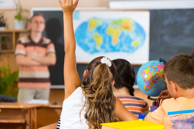Sancțiunile pentru profesorul din Iași acuzat că înjură elevii: rămâne la catedră, cu salariul scăzut de 15%