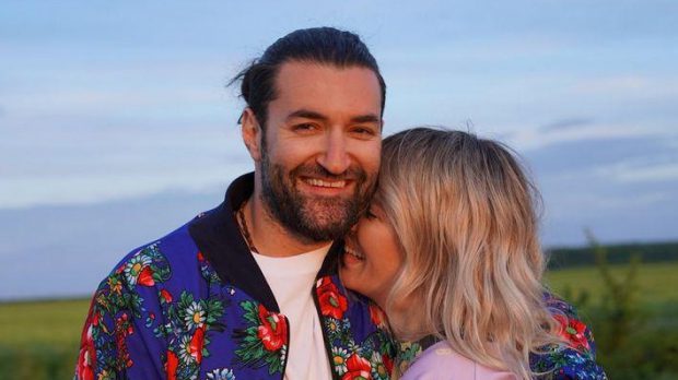 Imaginea cu Gina Pistol și Smiley a făcut senzație în mediul virtual. Cei doi au fost surprinși în timp ce se sărutau. „Cred că bebele deja este la ușă”