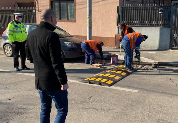 Șapte limitatoare de viteză montate pe strada Mențiunii, pe care au fost ucise două fete, acum 6 zile, de o mașină care a intrat direct în ele cu 107 km/h