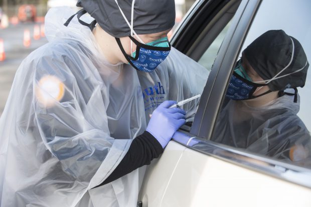 Texasul anunță că va renunța la purtarea obligatorie a măștii. Ce spun autoritățile sanitare