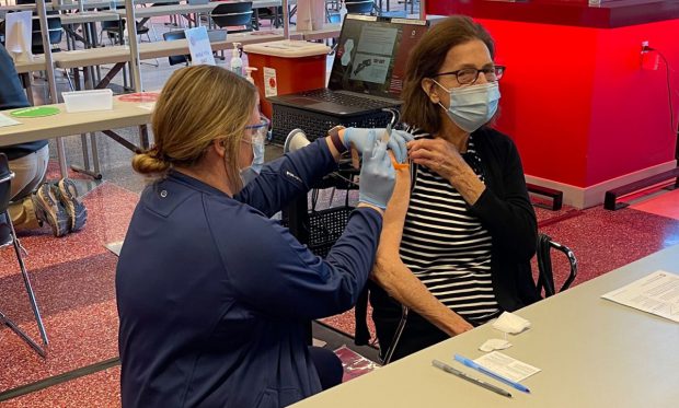 SUA au dat startul vaccinării cu serul produs de Johnson & Johnson. Prima imunizată, o femeie de 86 de ani