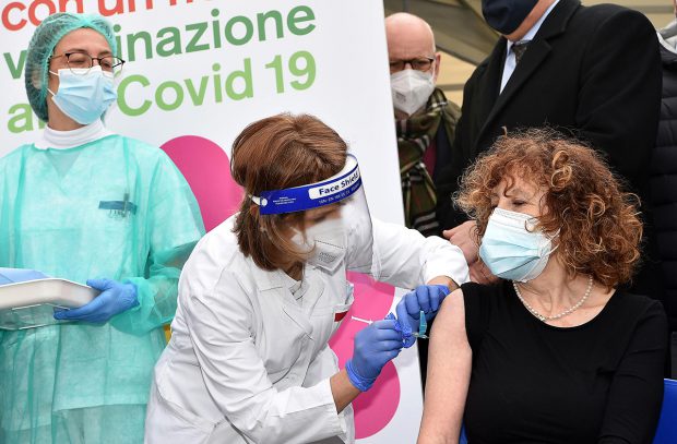 STUDIU | Nu doar că vaccinul e recomandat celor care au făcut COVID, dar ei dezvoltă cei mai mulți anticorpi