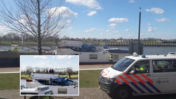 Un vapor românesc a lovit un pod, în Olanda. Timonierul îngrozit când ferestrele cabinei au explodat în jurul lui și acoperișul a fost retezat