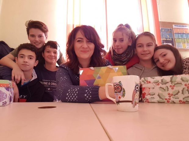 Cum i-a învățat o profesoară de română pe elevii săi să promoveze un castel în Europa și să facă genuflexiuni înainte de începerea orelor online