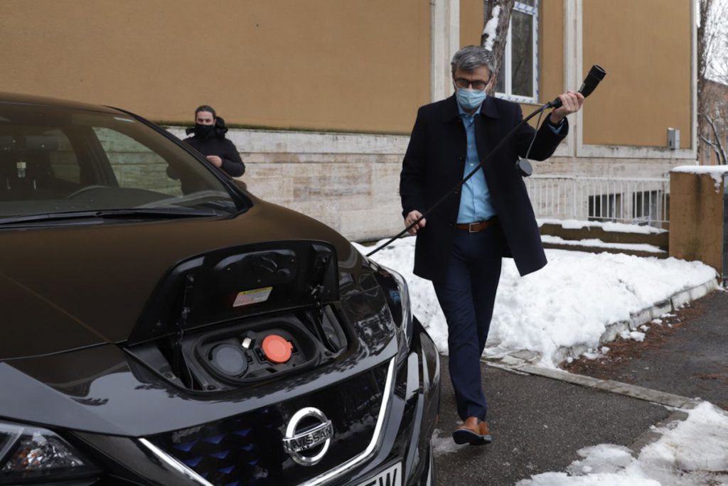 Un consumator acuză că oferta cea mai bună primită de la Electrica este, de fapt, o scumpire cu 13% a energiei