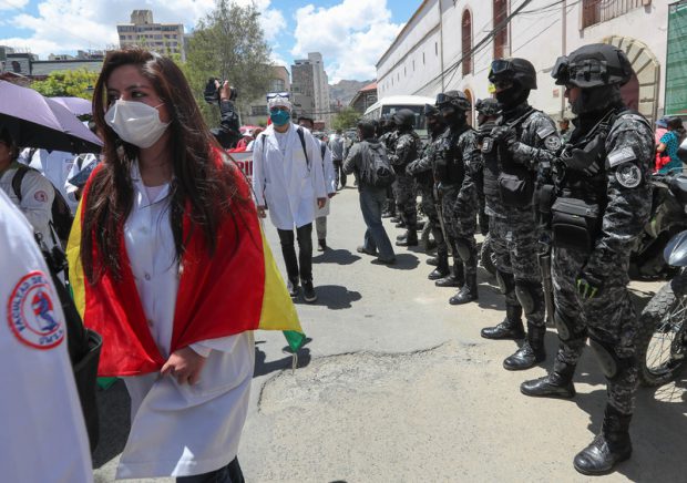 Cinci studenți din Bolivia au murit, după ce au căzut de la etajul patru al unei universități, în urma unei busculade