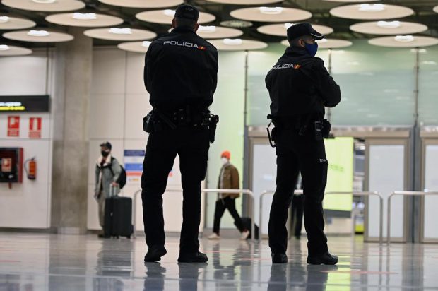 Român arestat pe un aeroport din Spania, când încerca să scoată un copil de 3 ani din țară. Bărbatul, acuzat că l-a răpit