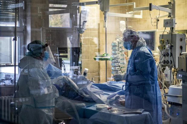 Cu sistemul sanitar depășit de valul epidemic, Cehia cere țărilor vecine să-i preia din pacienții COVID