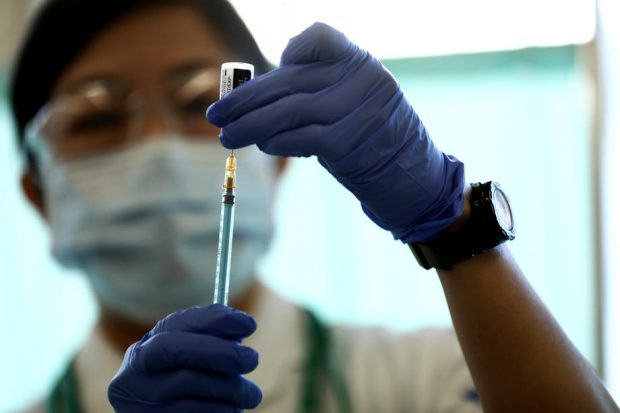 O femeie din Japonia a murit de hemoragie cerebrală la trei zile după ce s-a vaccinat anti-COVID. Legătura dintre evenimente, incertă