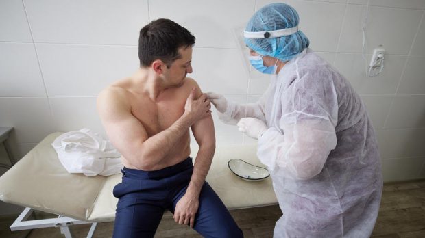 Președintele Ucrainei s-a vaccinat anti-COVID cu AstraZeneca: ”Vaccinul ne va permite să trăim din nou fără restricţii”