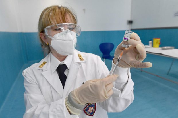 Italia și alte trei țări din UE reiau vaccinarea cu AstraZeneca, după ce Agenția Europeană pentru Medicamente a zis că „e sigur și eficient”