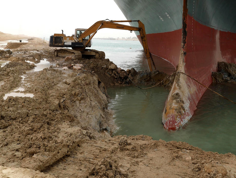 Cum a ajutat superluna eforturile dramatice de deblocare a uriașei nave cargo din Canalul Suez