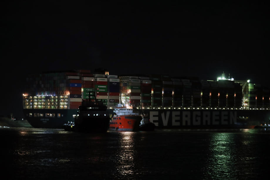 Speranță în canalul Suez, la șase zile după ce o navă a eșuat și a blocat ruta maritimă: „Ne așteptăm ca, în orice moment, să se deplaseze”