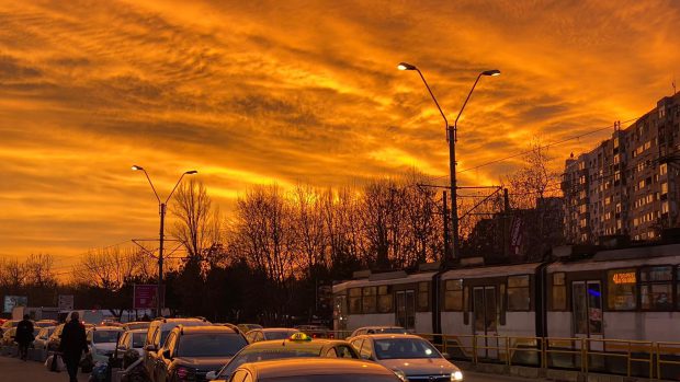 Fenomen spectaculos, joi, în București. Cerul, în culori de primăvară