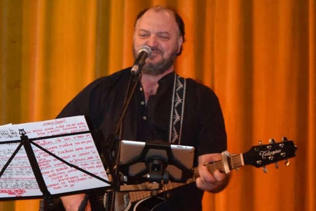 Cum a compus Victor Socaciu imnul Rapidului alături de Adrian Păunescu: „Victore, du-te și ia chitara de la mașină!”