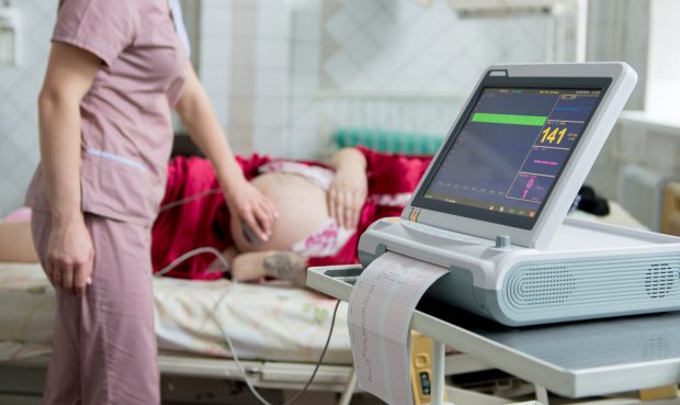 Studiu. Femeile gravide care fac COVID transmit mai puțini anticorpi băieților decât fetelor