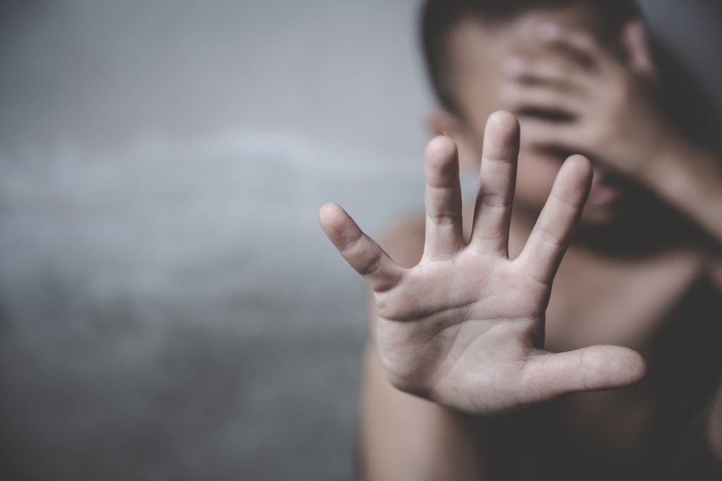 Doi bărbați au batjocorit, într-un mall din Cluj, 7 copii. Un băiat de 11 ani, transformat în „partener de viață” al agresorului
