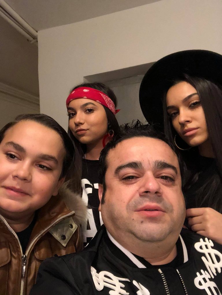 Anunțul făcut de Adi Minune, după 30 de ani de căsnicie. Apariție rară alături de Cati, în direct la TV