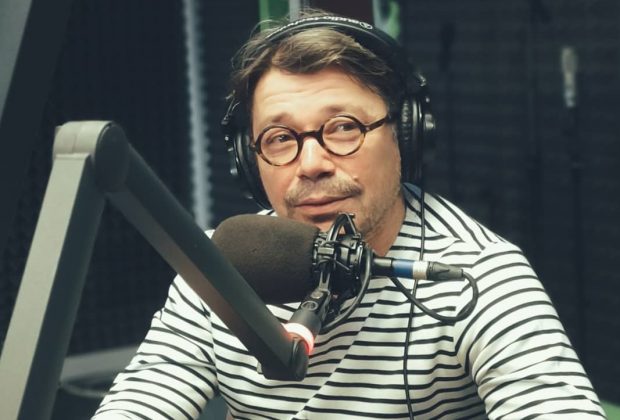 Imagine Stire Dezvăluirile făcute de actorul Cristi Iacob, după 12 ani de căsnicie. „Mă acceptă și când sunt tâmpit. Reciproca e și ea valabilă” | 2review.ro