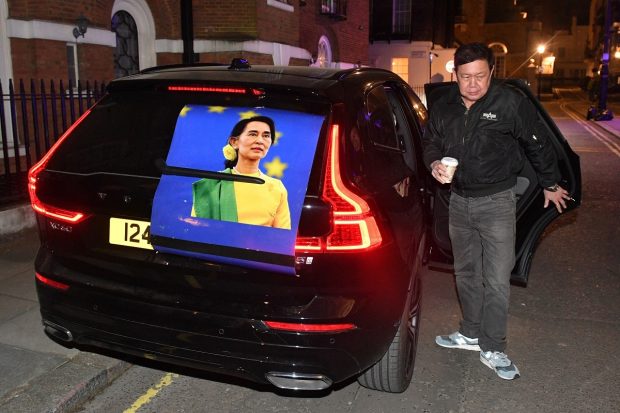 Ambasadorul Myanmar la Londra a dormit în mașină, după ce a fost expulzat din ambasadă de atașatul militar