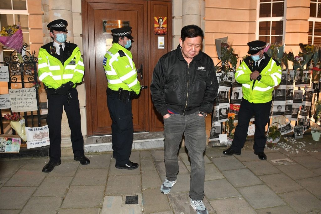 Ambasadorul Myanmar la Londra a dormit în mașină, după ce a fost expulzat din ambasadă de atașatul militar