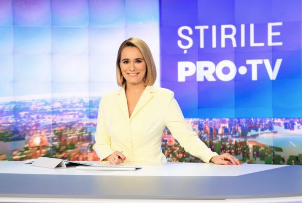 Imagine Stire Cine o îmbracă pe Andreea Esca la Știrile Pro TV. Ea e cea care îi alege ținutele | 2review.ro