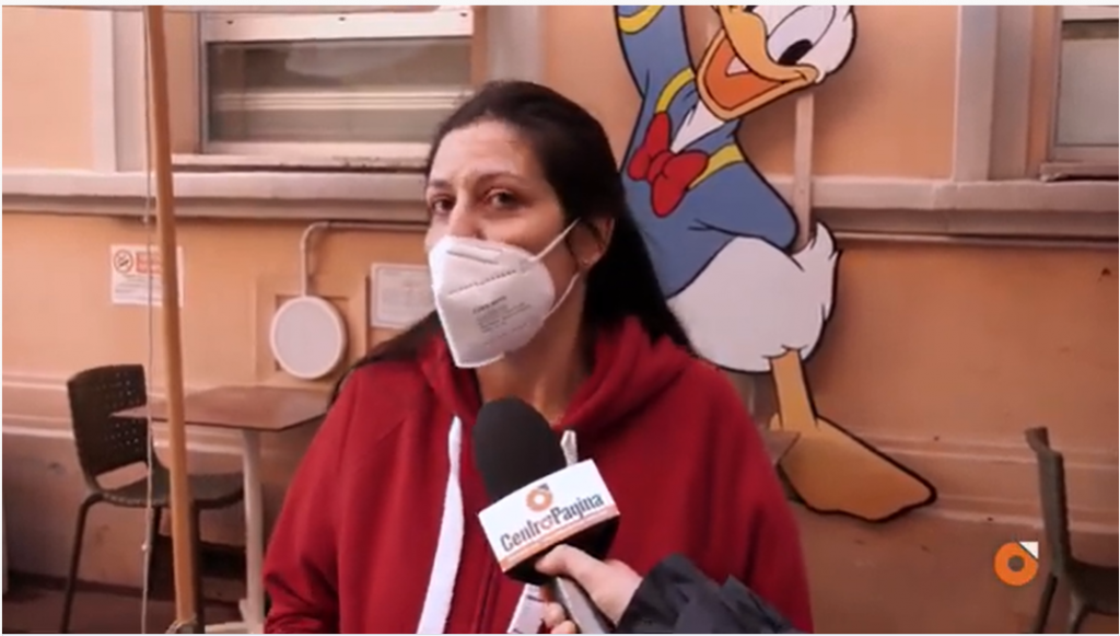 Imagine virală cu o asistentă din Italia care îmbrățișează un bebeluș cu COVID. „M-am apropiat să-l consolez”