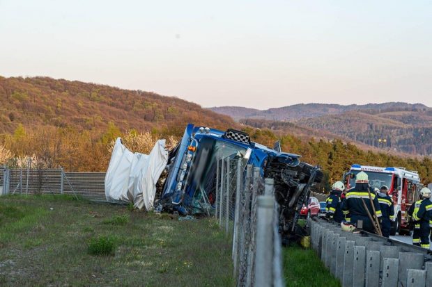 Șofer român de TIR orbit de soare, colegul lui de echipaj a fost luat cu elicopterul ca să fie salvat, în Austria