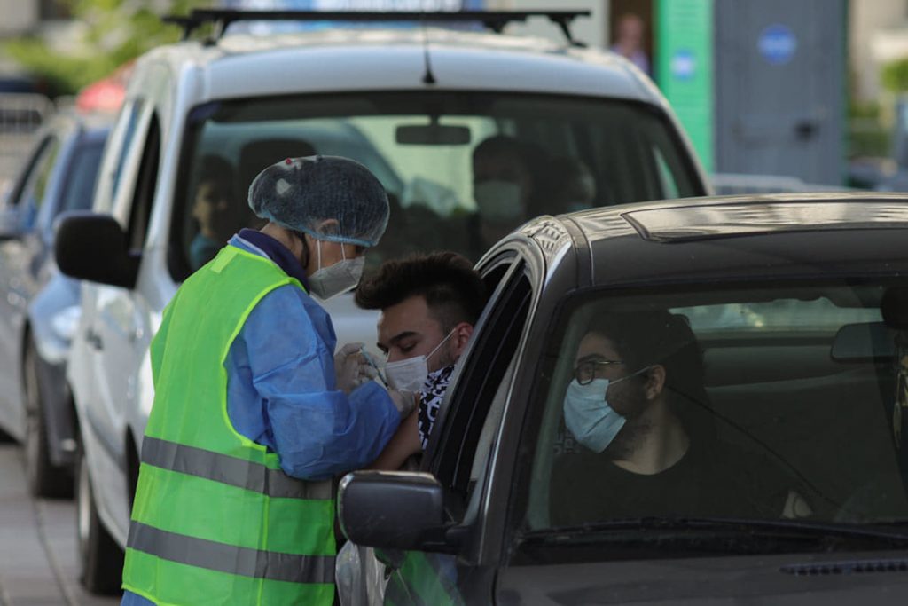 Mai mulți oameni au fost întorși de la centrul de vaccinare drive-thru din Piața Constituției. Explicația autorităților