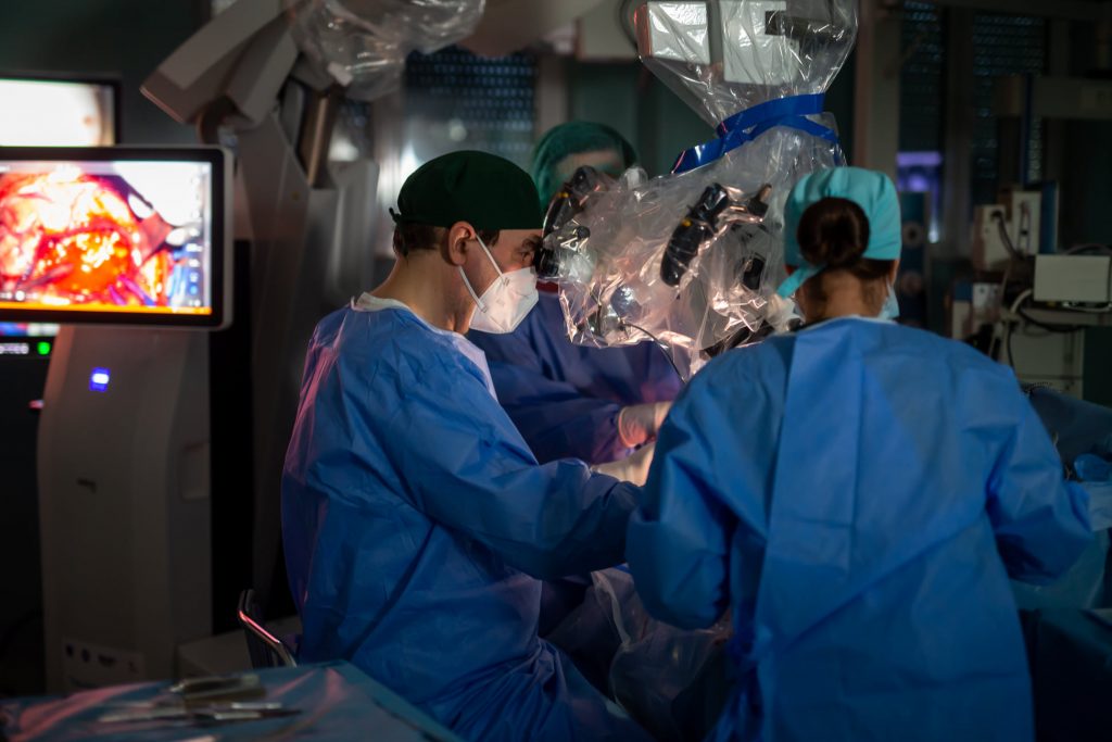 O studentă de 19 ani s-a trezit din comă profundă după ce medicii i-au scos o tumoră extrem de rară