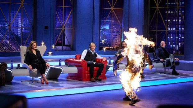 Imagine Stire Un concurent în flăcări intră în „Imperiul Leilor”: „Vă prezint cea mai sigură meserie din lume!” | 2review.ro