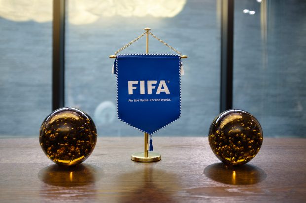 FIFA şi UEFA suspendă cluburile şi echipele naţionale din Rusia din toate competiţiile