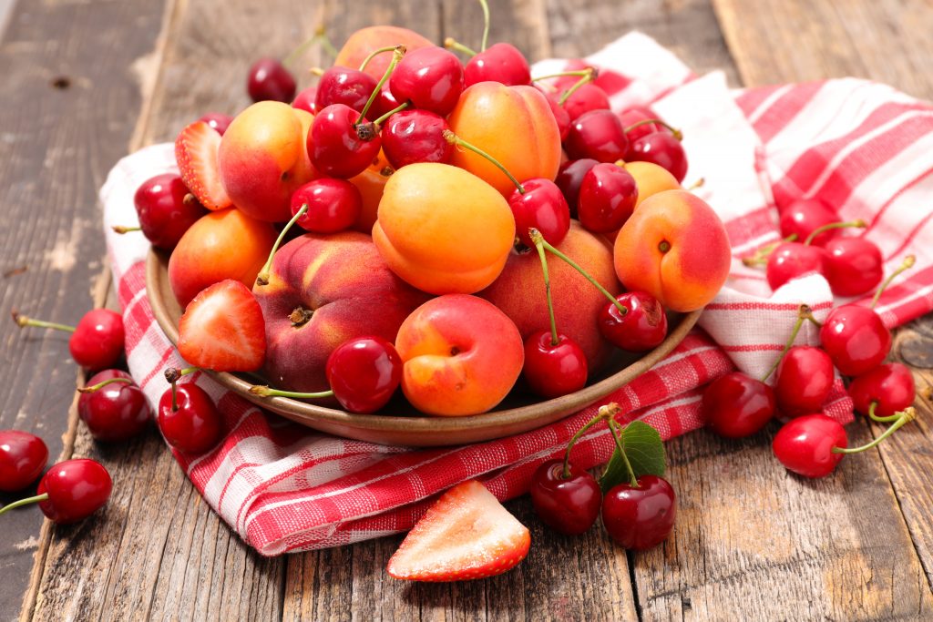Fructe pe care să le consumi vara: cireșe, căpșuni, piersici, caise