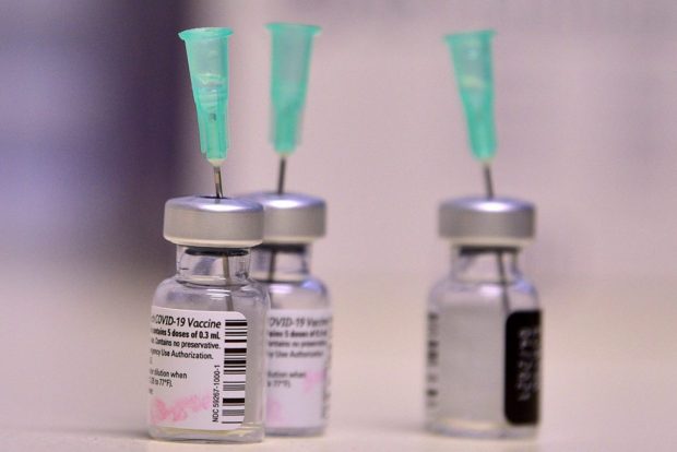 Comisia Europeană a semnat contractul cu BioNTech-Pfizer pentru livrarea a 1,8 miliarde de doze de vaccin