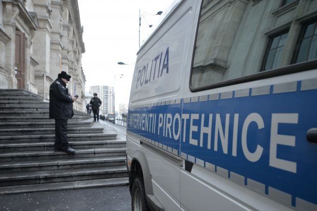 Alertă cu bombă la o școală din București. Elevii și profesorii, evacuați