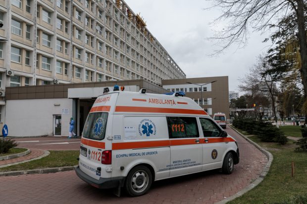 Patru autopsieri de la Spitalul Județean, trimiși în judecată pentru luare de mită. În pandemie luau șpagă pentru pregătirea și predarea cadavrelor