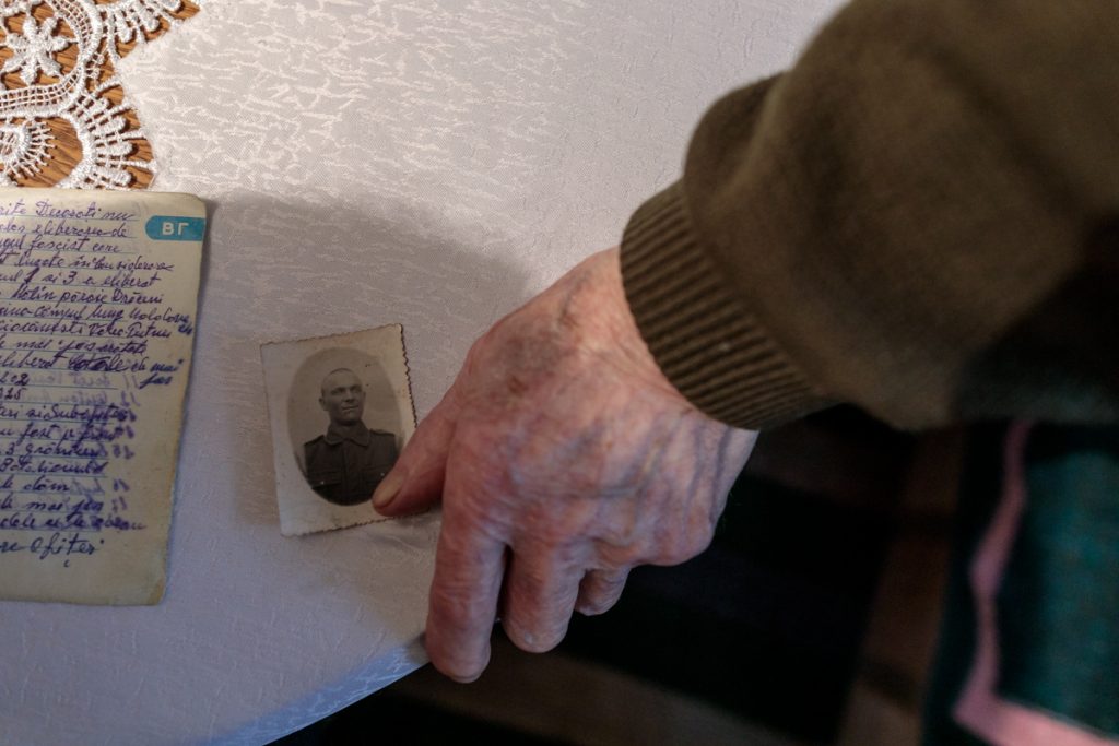 O fotografie cu Gheorghe Cotos tânăr soldat
