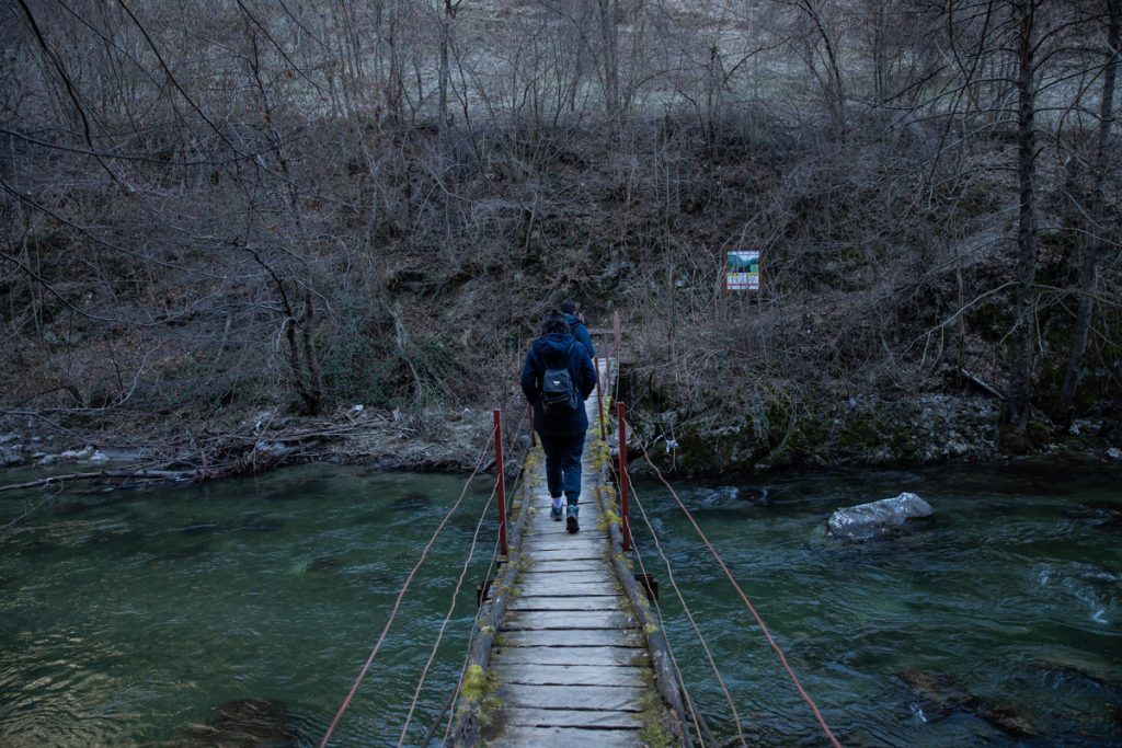 Podul peste râul Cerna care duce spre drumul prin pădure, până la treptele din salcâm