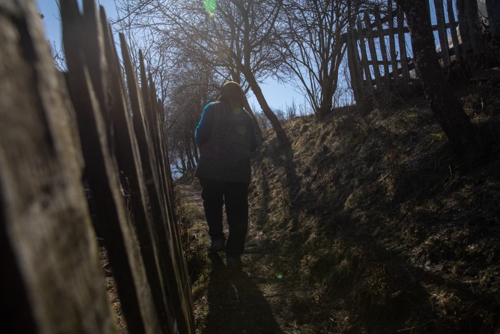Satul din Munții Cernei cu doar 30 de locuitori la care ajungi urcând pe o scară de salcâm. „E bine că mai vin turiști, să vedem și noi alți oameni”