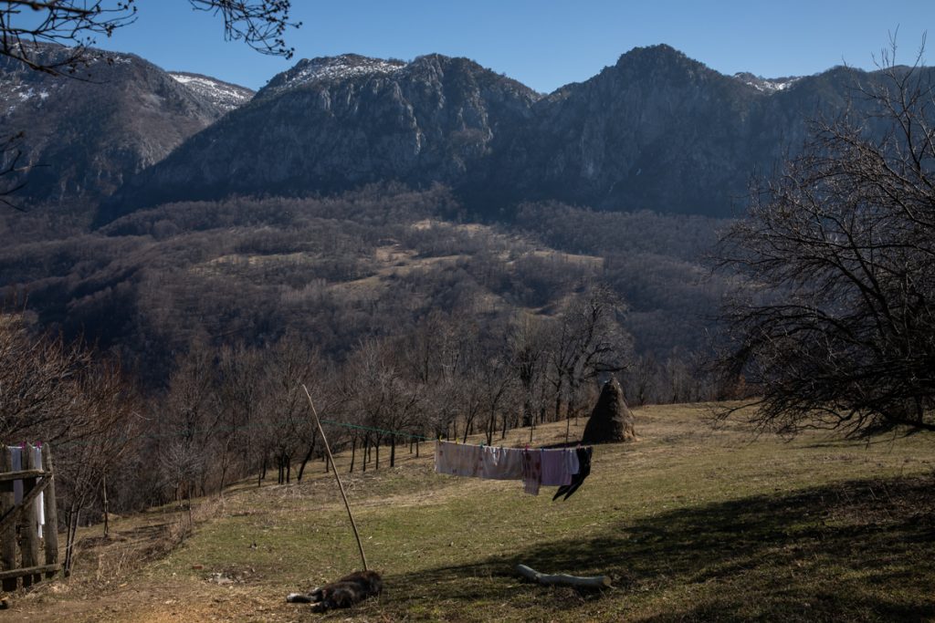 Satul din Munții Cernei cu doar 30 de locuitori la care ajungi urcând pe o scară de salcâm. „E bine că mai vin turiști, să vedem și noi alți oameni”