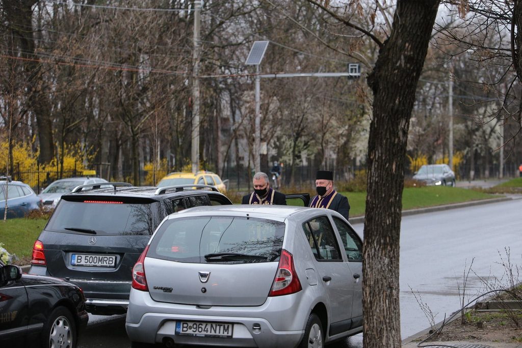 GALERIE FOTO | Nelu Ploieșteanu a fost înmormântat astăzi. Sicriul artistului, purtat pe umeri de oameni în combinezoane albe